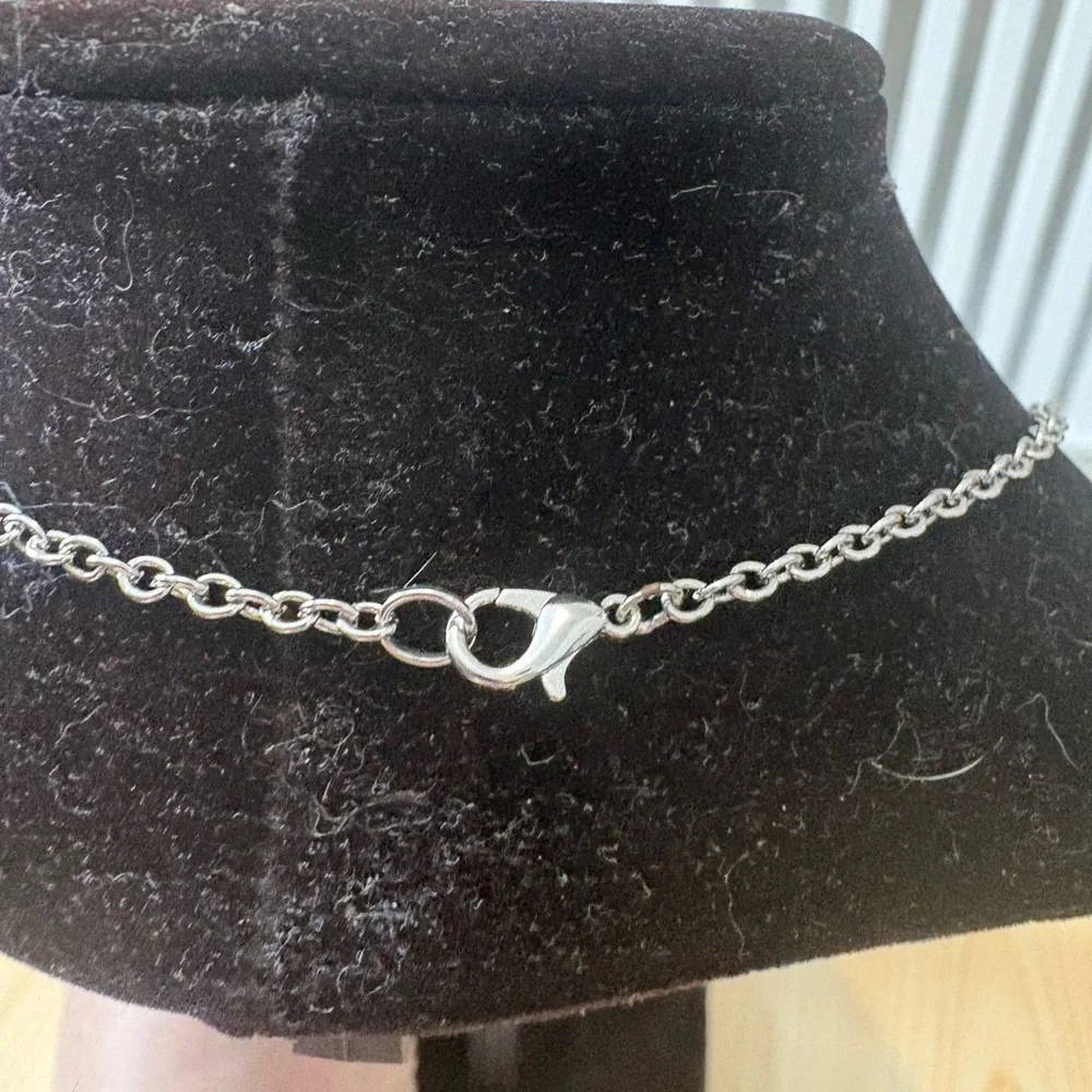 Hand Crafted Elegant Silver Cowboy Hat Necklace - Picture 3 of 3